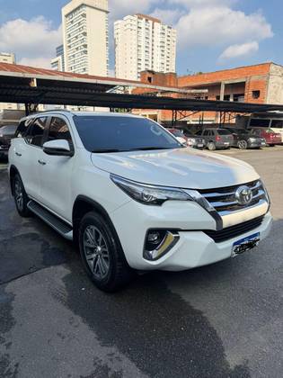 TOYOTA HILUX SW4 2.8 SRX 4X4 7 LUGARES 16V TURBO INTERCOOLER DIESEL 4P AUTOMÁTICO